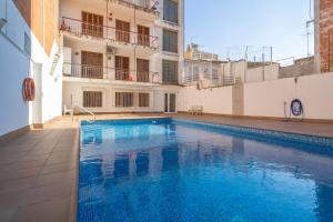 Swimming pool sa o malapit sa HomeHolidaysRentals Plume - Costa Barcelona