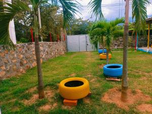 Un jardín fuera de Hermosa Cabaña en Guadua Rivera