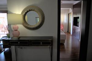 Kouros At The Park في أليكساندروبولي: غرفة مع مرآة على الحائط وطاولة
