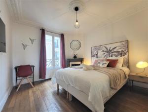 Tempat tidur dalam kamar di L'Oasis - Charmant appartement Métro Porte d'Italie