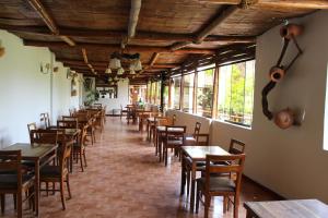 Bungalows Payancas de Tato tesisinde bir restoran veya yemek mekanı
