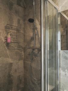 een douche met een douchekop in de badkamer bij OniksApart A190 in Warschau
