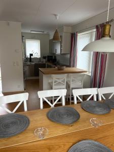 a dining room and kitchen with a table and chairs at Joängets Fjällgård 18a in Sälen