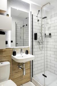 een badkamer met een wastafel en een douche bij BEDTHOVEN Self Check in in Tychy