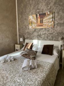 una camera da letto con un letto bianco e scarpe sopra di Joy Naples a Napoli