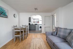 a living room with a couch and a table at Crawley Atkinson Pet Friendly 1-Bedroom Apartment in Three Bridges