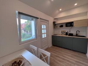 A kitchen or kitchenette at Best Apartman Lelle