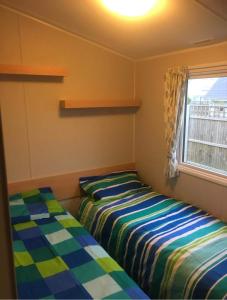 2 camas sentadas junto a una ventana en una habitación en The Sunnyside Retreat en Whitstable
