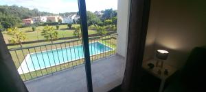 una ventana con vistas a la piscina en Quinta de Reiriz, en Monção