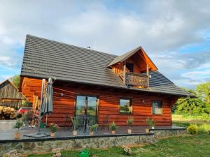 uma cabana de madeira com um telhado de gambrel em Zrubík pod Znievom (Log Cabin Zniev) 