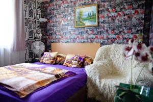 una camera con un letto e una parete ricoperta di foto di Jocó Panzió a Nyíregyháza