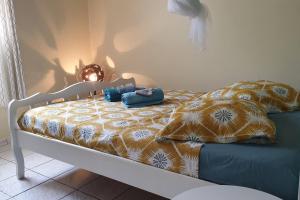 een bed met twee zakken erop in een slaapkamer bij Le petit robert maison f3 plein pied in Le Robert