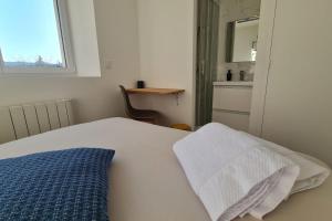 1 dormitorio con cama, ventana y lavamanos en Le Jaures 4 - T2 - 1er Etage en Hennebont