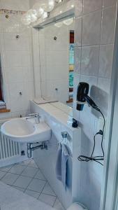 een badkamer met een wastafel en een spiegel bij Erika´s Häuschen in Kitzbühel