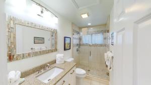 Koupelna v ubytování Lakeside Retreat Spacious 3BR 2BA Resort Amenities + 17 fotografií