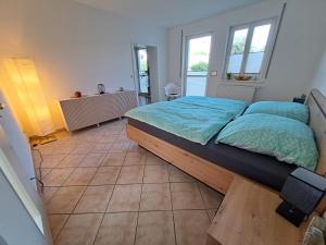 um quarto com uma cama com almofadas azuis em Ein Stück Glück em Prerow