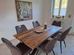 uma sala de jantar com uma mesa de madeira e cadeiras em Ein Stück Glück em Prerow