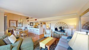 Posezení v ubytování Lakeside Retreat Spacious 3BR 2BA Resort Amenities