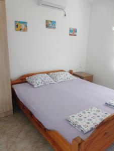 1 dormitorio con 1 cama en una habitación en Mica apartmani, en Sutomore