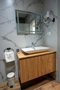 a bathroom with a sink and a mirror at Hotel Miami Beach in Golem