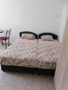 1 dormitorio con 1 cama, 1 silla y 1 mesa en Mica apartmani, en Sutomore