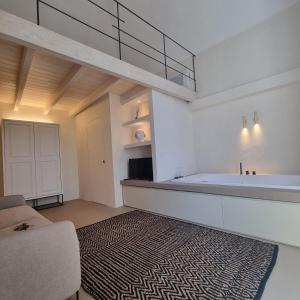 cocina con bañera grande en una habitación en LA BELLA VOLTA - elegant rooms, en Gallipoli