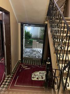 eine offene Tür zu einem Flur mit einem Teppich auf dem Boden in der Unterkunft sun Ahmed hotel in ‘Ezbet Abu Ḥabashi