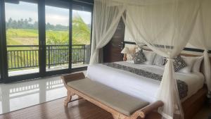 Schlafzimmer mit einem Bett und einem Balkon mit Fenstern in der Unterkunft Bayad anyar - Ubud Bali in Ubud