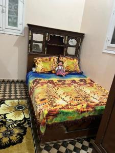 ein kleines Kind auf einem Bett in einem Schlafzimmer in der Unterkunft sun Ahmed hotel in ‘Ezbet Abu Ḥabashi