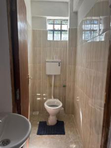 ein Bad mit einem WC und einem Waschbecken in der Unterkunft Zoe Homes Oak Villa Apartment 1 and 2 Bedroom 201 in Kericho