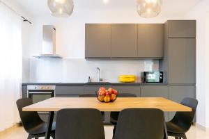 Cuisine ou kitchenette dans l'établissement Apartment near the beach- Zen 2