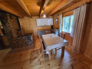 a kitchen with a table and chairs in a cabin at Miejsce w lesie 