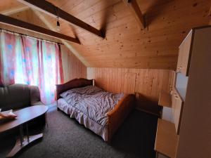 - une chambre avec un lit et un bureau dans l'établissement Miejsce w lesie, 