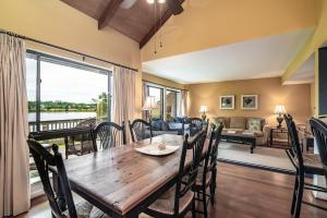 une salle à manger avec une table et des chaises en bois dans l'établissement Coastal Escape Spacious 3BR 2BA Scenic Lake View, à Pawleys Island 16 autres photos