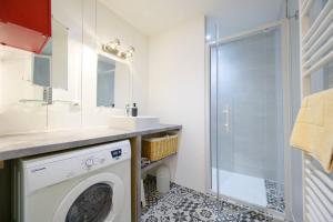 a bathroom with a washing machine and a sink at Au cœur de St Martin : Les Grenettes in Saint-Martin-de-Ré +21 photos