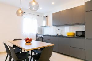 Cuisine ou kitchenette dans l'établissement Apartment near the beach- Zen 2