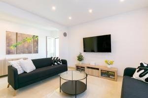 Télévision ou salle de divertissement dans l'établissement Apartment near the beach- Zen 2