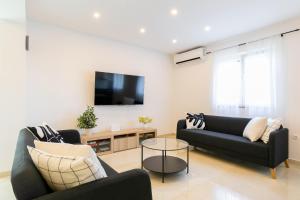 Télévision ou salle de divertissement dans l'établissement Apartment near the beach- Zen 2