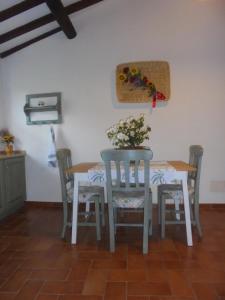 comedor con mesa y sillas en CASA GIOIA, en Greve in Chianti
