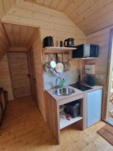 a small kitchen with a sink in a cabin at Chalet du bonheur de campagne 