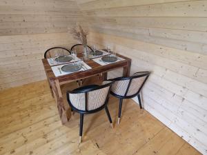 a wooden table with three sinks in a room at Chalet du bonheur de campagne 