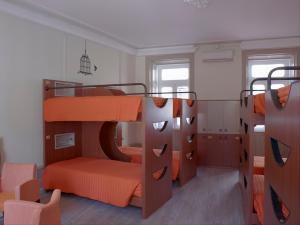 Palanda nebo palandy na pokoji v ubytování Serenata Hotel & Hostel Coimbra