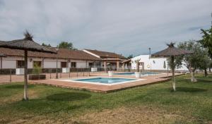 una casa con piscina en un patio en Hotel El Coto De Quevedo, en Torre de Juan Abad