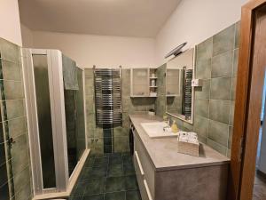 Ένα μπάνιο στο Salt Pans Apartment