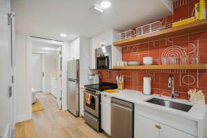 Кухня или мини-кухня в Shore Enuff
