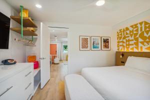 Кровать или кровати в номере Shore Enuff +13 фотографий