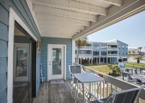 ガルフ・ショアーズにあるSea Oats B106 by ALBVR - Great renovation and tons of space in this 2BR 2BA condo - Outdoor Pools, Pier, and Dedicated Beach Accessの椅子とテーブル付きのポーチ