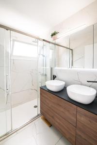 een badkamer met 2 wastafels en een douche bij Résidence méditerranée - Beachfront - Sun and Seaview - Pool - Private Parking in Cagnes-sur-Mer