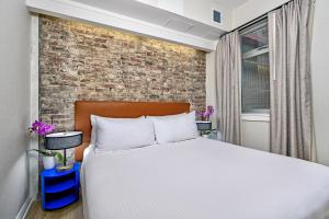 Un pat sau paturi într-o cameră la Hotel Griffon