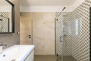La salle de bains est pourvue d'une douche et d'un lavabo blanc. dans l'établissement Apartment near the beach- Zen 2, à Brna 28 autres photos